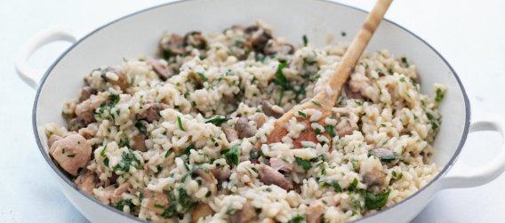 Risotto au poulet, lardons et champignons avec une touche de persil frais