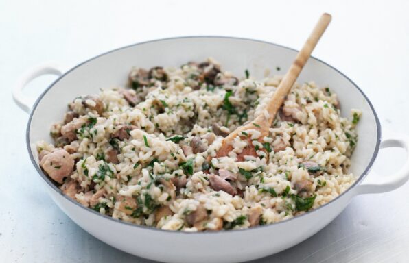 Risotto au poulet, lardons et champignons avec une touche de persil frais